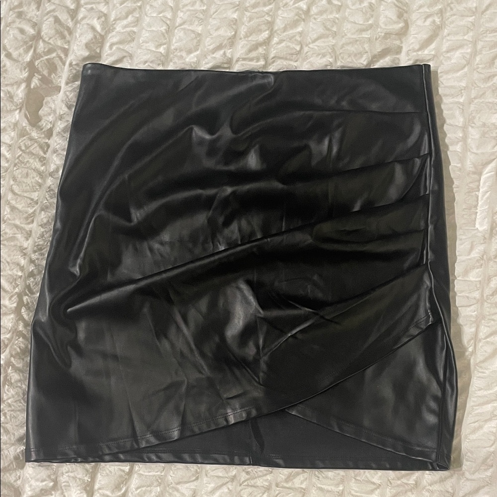 🌟NWT Sleek Black Faux Leather Skirt